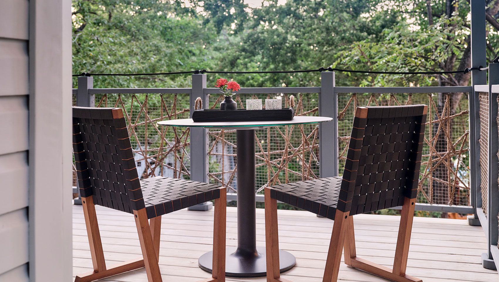roatán bungalow balcony chairs