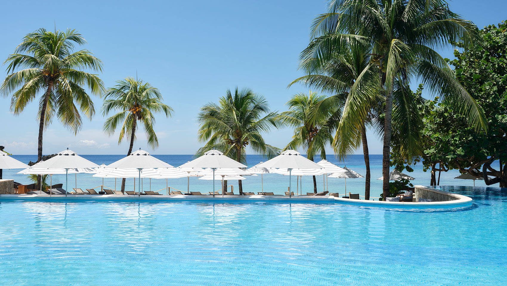 Pool overlooking the beach in Grand Roatan