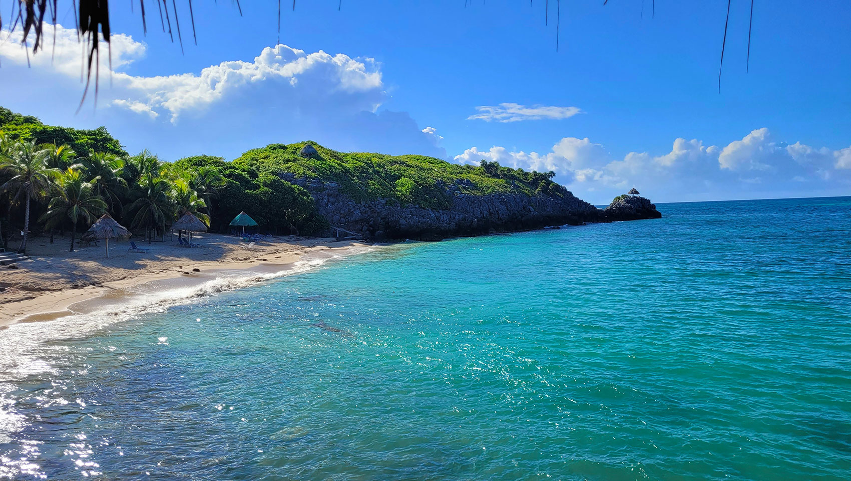 roatán beach side cliff