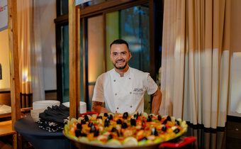 Chef Guido Ojeda in front of a large dish